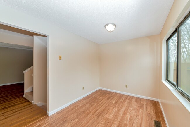 Dining - 3180 Griggsview Ct