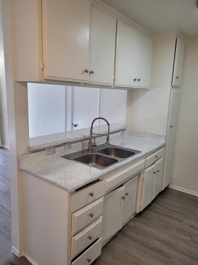 Foto del edificio - 8651-8661 Wilbur Ave
