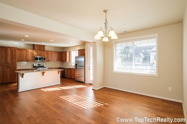 Foto del edificio - Gorgeous Townhome In A Great Location With...