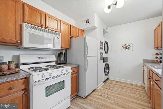 Building Photo - 7111 Woodmont Ave