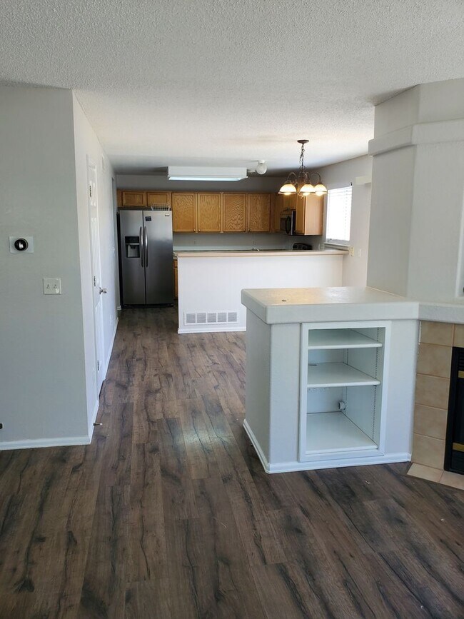Foto del edificio - 4 bed 3 bath home in Aurora