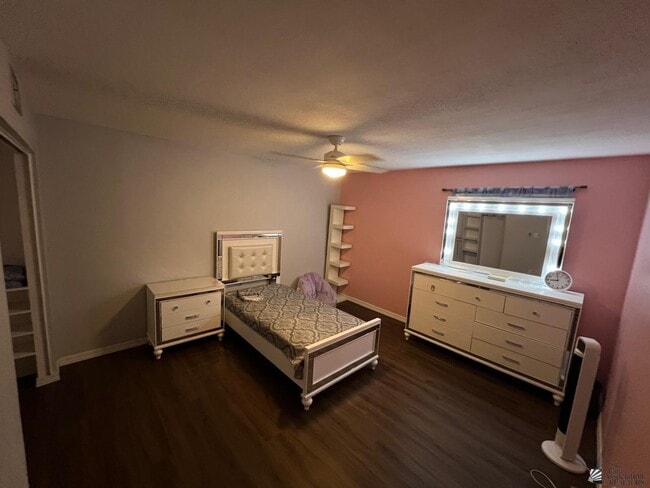 Building Photo - 3215 London Dr