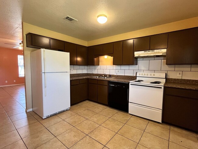 Foto del edificio - SECTION 8/HUD ACCEPTED - COMING SOON!