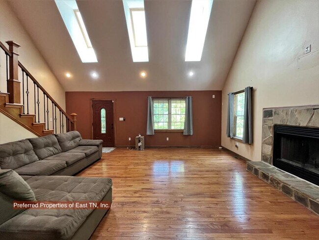 Foto del edificio - 709 Browns Mountain Rd