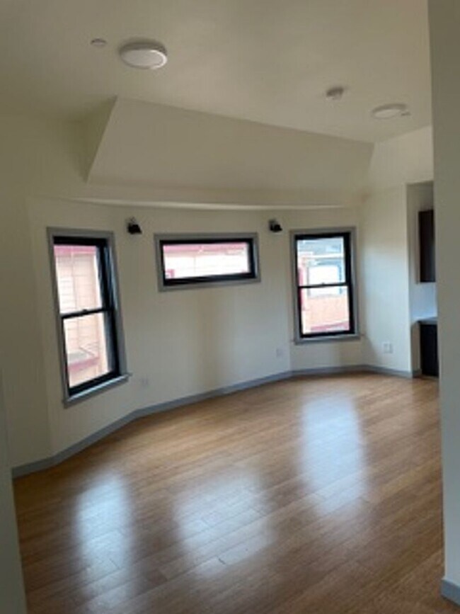 Building Photo - Please call Shami at (415) 225-2543 to sch...