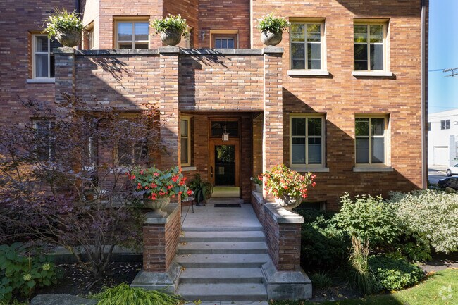 Entrance - 936-940 Hinman Ave
