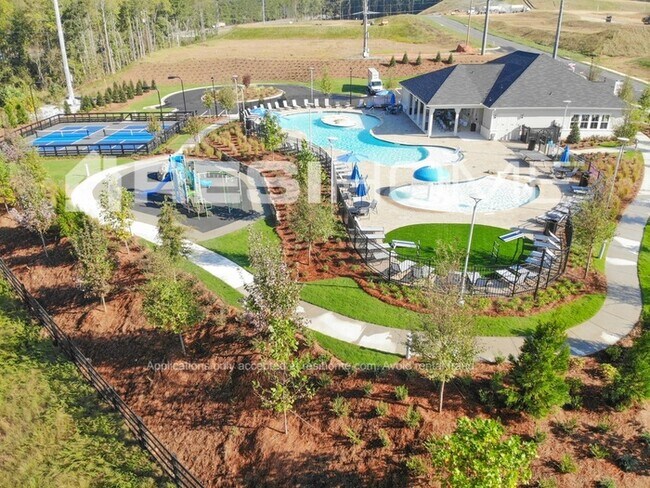 Building Photo - 190 Brougham Dr S