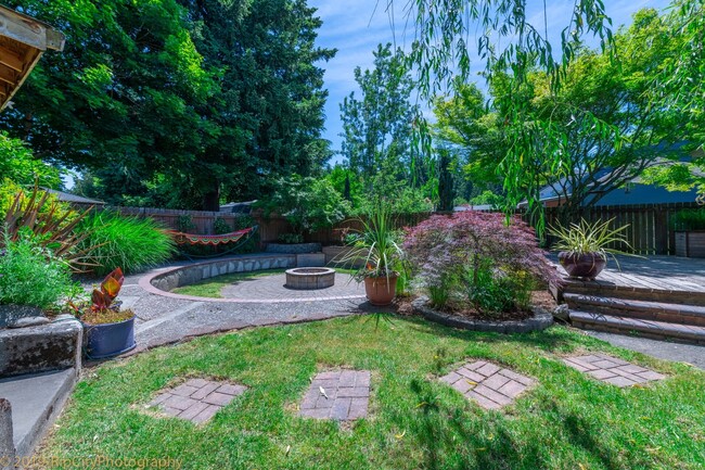 Building Photo - 4 Bed/2 Bath | Immaculate Backyard | 1 Blo...