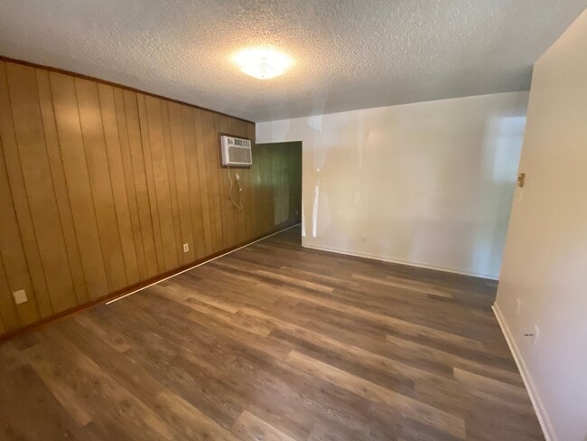 Building Photo - 217 Osborne St