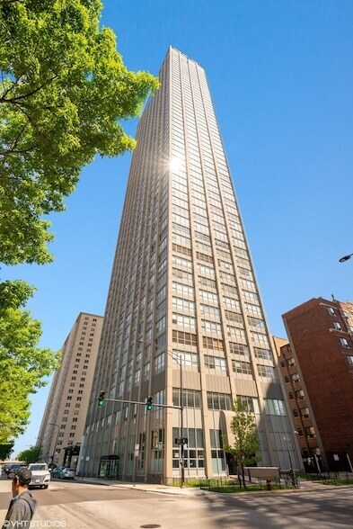 Foto principal - 655 W Irving Park Road Unit 1707