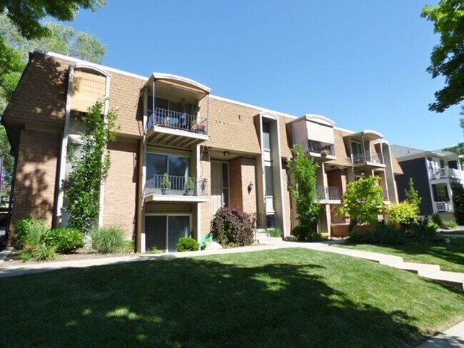 Building Photo - Downtown Living | 1 Bed • 1 Bath Ground-Level Condo | Available August 1!