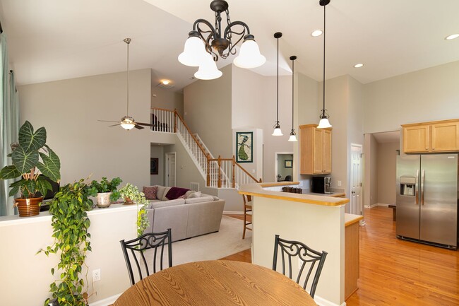 Foto del edificio - Spacious 4 bedroom home close to Southpoint! Available October 1st