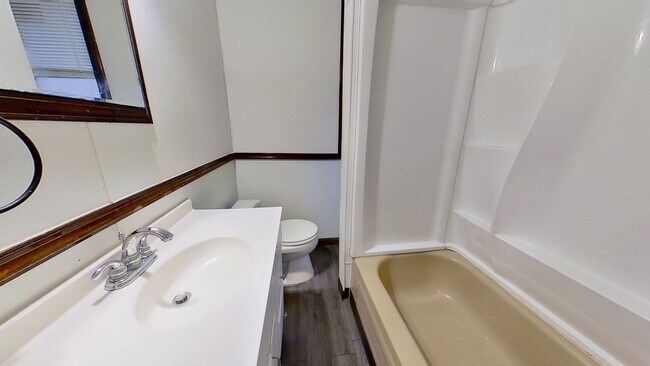 Foto del edificio - Second-Floor Apartment with Off-Street Parking - MOVE IN SPECIAL