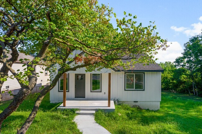 Building Photo - Gorgeous 3 bedroom 2 bathroom home
