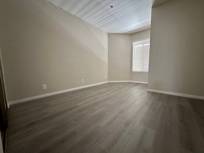Building Photo - 8722 Burton Way