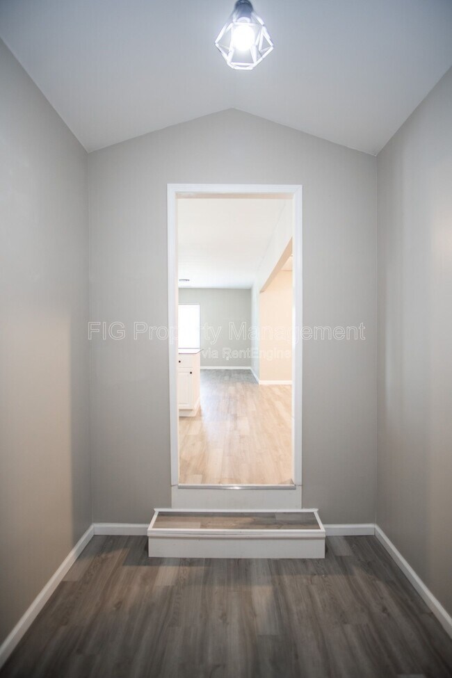 Foto del edificio - 2453 E 5th Ave