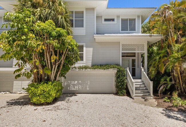 Building Photo - 824 S Harbor Dr