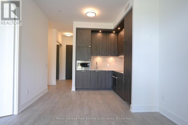 Building Photo - 255-255 The Kingsway