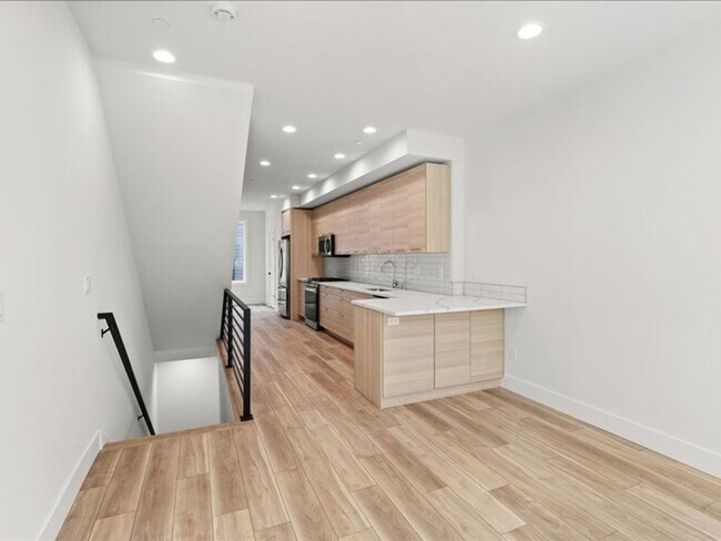 Foto del edificio - Beautiful Greenwood Townhome with Rooftop ...