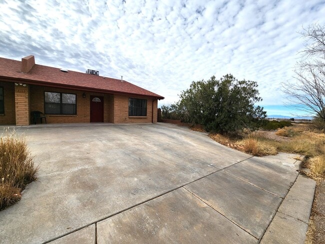 Building Photo - 2100 Hickory Dr