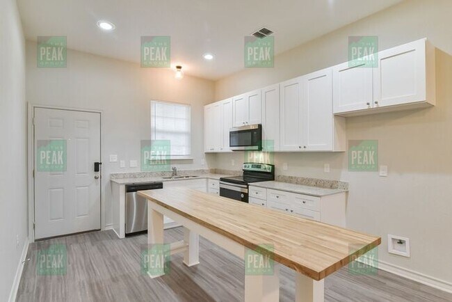 Building Photo - $1515! Beautiful Corner lot home in Fort Worth! Available 5/16!