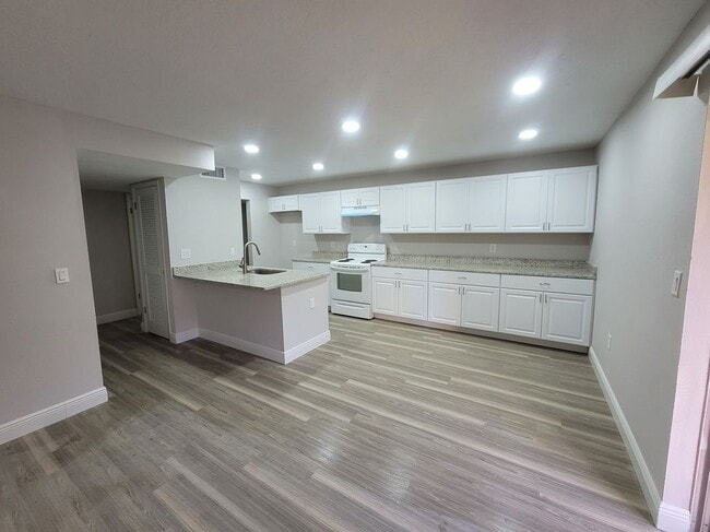Building Photo - 1160 Calle Del Norte