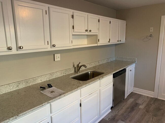 Building Photo - Stunning 4 Bed / 2 Bath Home in the Heart ...