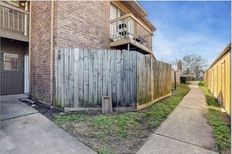 Building Photo - 9550 Deering Dr