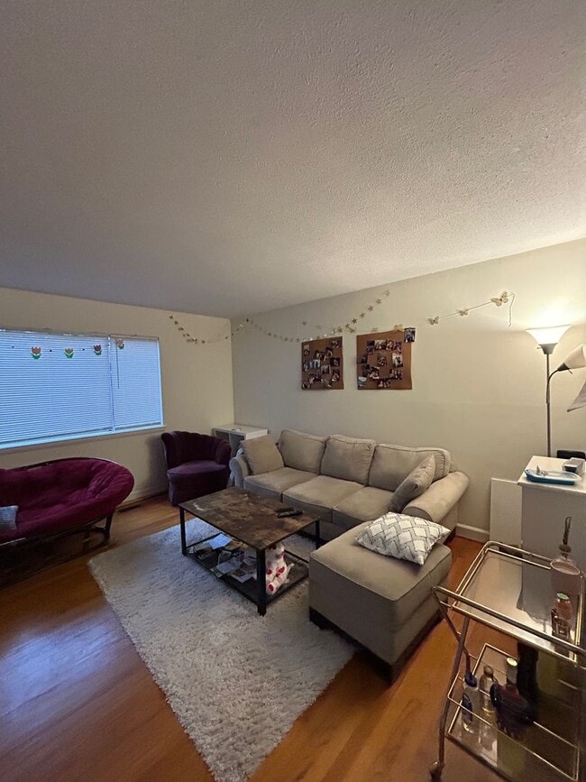 Foto del edificio - 3-4 Bedroom townhome off MLK and close to ...