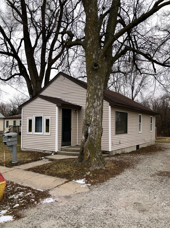 Building Photo - 722 6th Ave W
