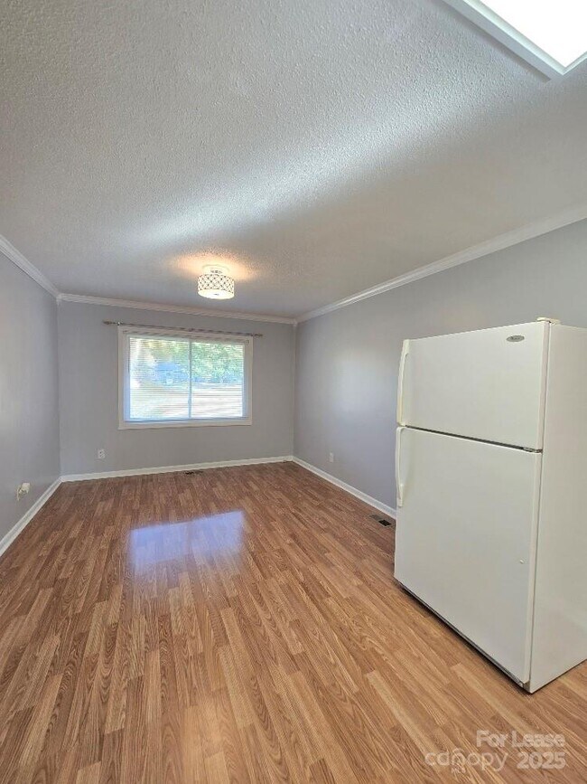 Foto del edificio - 910 Holly Dr