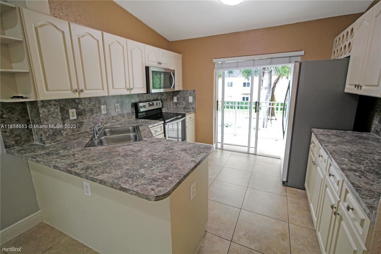 Foto del edificio - 3 br, 2 bath Condo - 10953 W Okeechobee Rd...