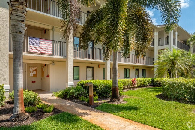 5716-5792 Deauville Cir Nápoles, FL 34112-3222 - Deauville Lake Club