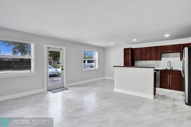 Building Photo - 800 SW 12th Ct