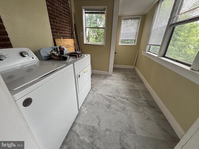 Foto del edificio - 130 E 4th St