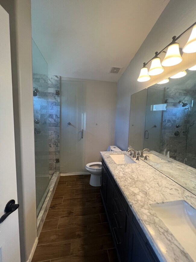 Foto del edificio - 4 BED 2 BATH IN SURPRISE