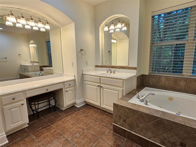 Foto del edificio - 11301 Taylor Draper Ln