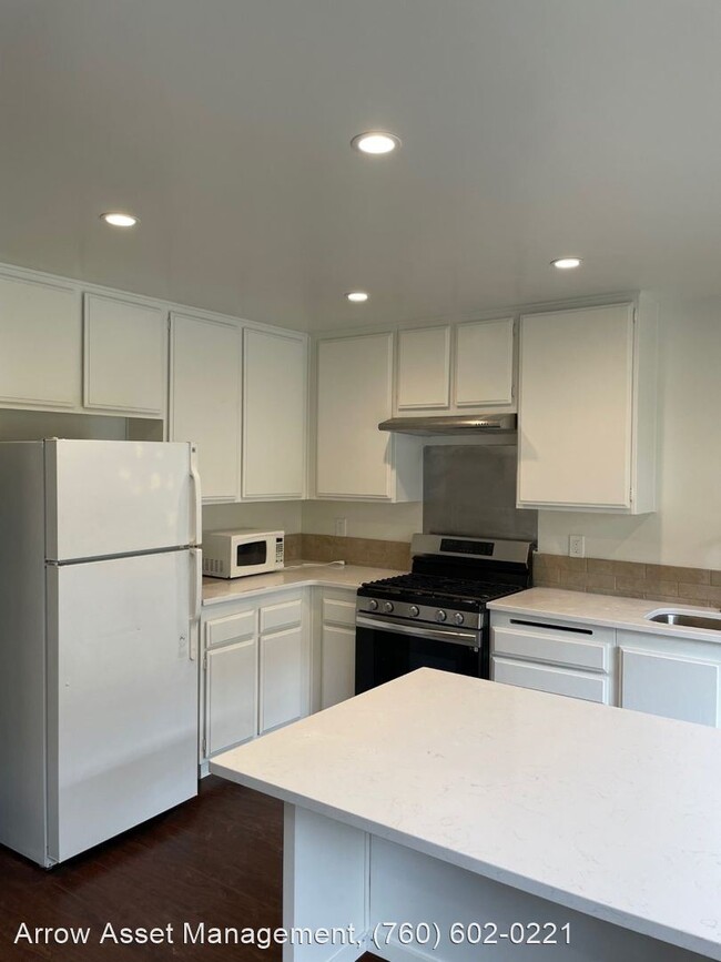 Building Photo - 3 br, 2.5 bath House - 3236 Caminito Eastb...
