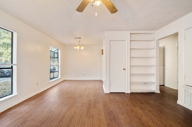 Foto del edificio - Freshly Updated Townhome in the Heart of L...