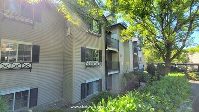 Building Photo - 215 9th St
