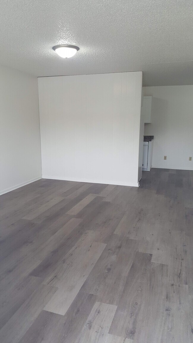Foto del edificio - 2332 N Cotner Blvd