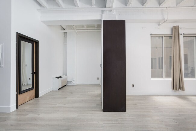Foto del edificio - 312 W 5th St