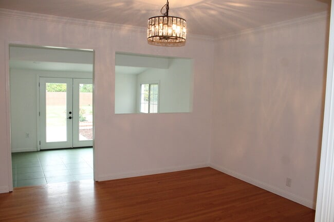 Building Photo - 530 E Grinnell Dr