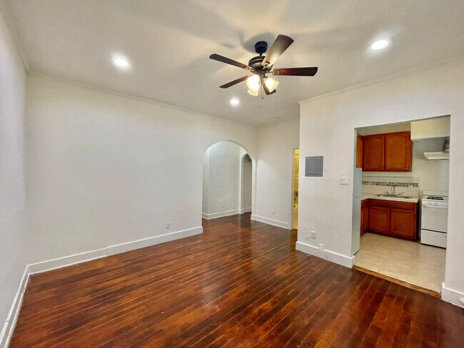 Foto del edificio - 544 N Heliotrope Dr