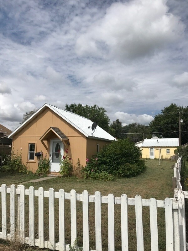 Primary Photo - Affordable House For Rent In The Quaint To...