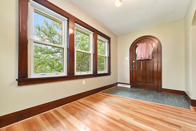 Building Photo - Just remodeled in the North Hills