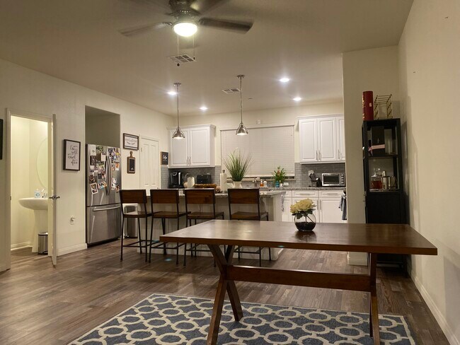 Foto del edificio - 14414 Strawberry Ln