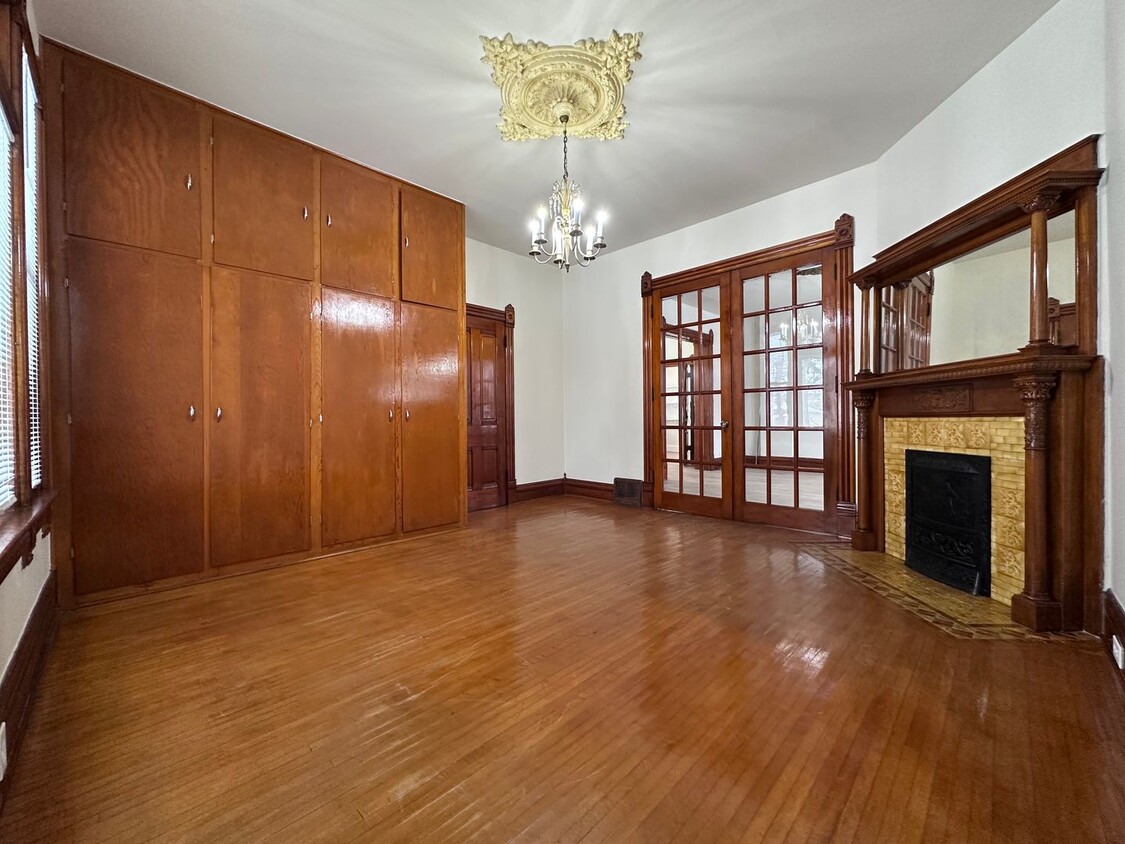 Foto principal - Gorgeous Renovated 4 Bedroom 2 Bath Victor...