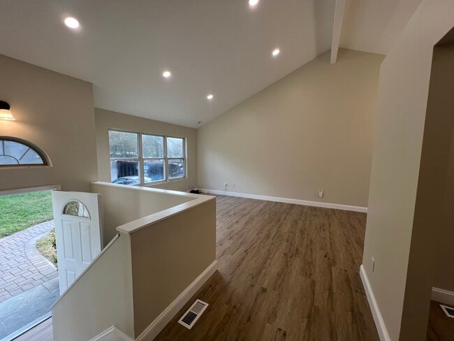 Building Photo - 31 Beach Ln