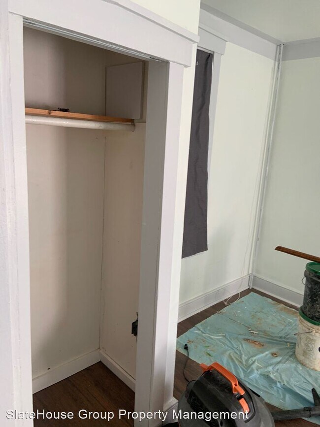 Building Photo - 3 br, 1.5 bath House - 11 W Slokom Ave